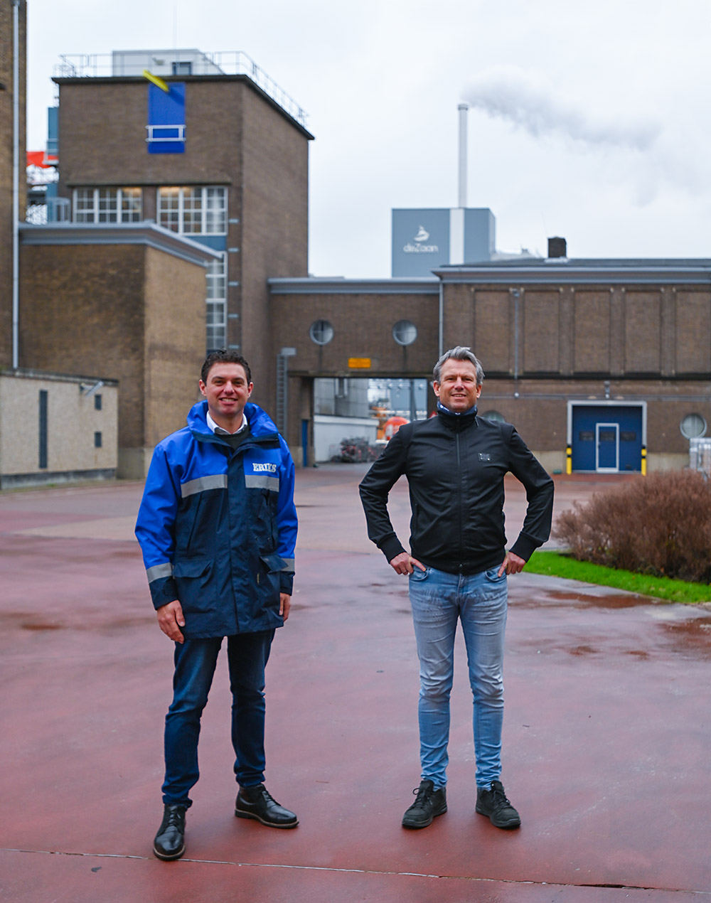 Account Manager ERIKS en Quality Manager Olam op de productielocatie van Olam Cocoa